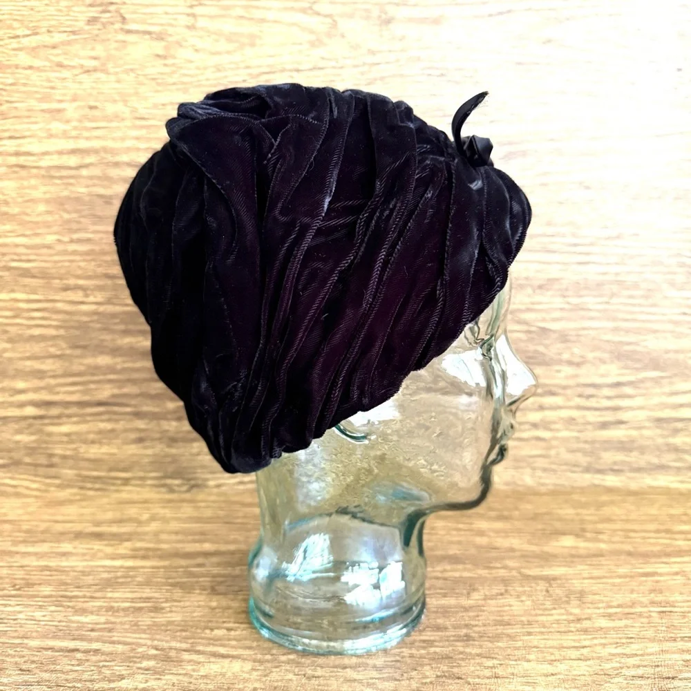 Vintage 50s Black Velvet Turban Draped Fitted Hat Film Noir Glam Art Deco OS‎